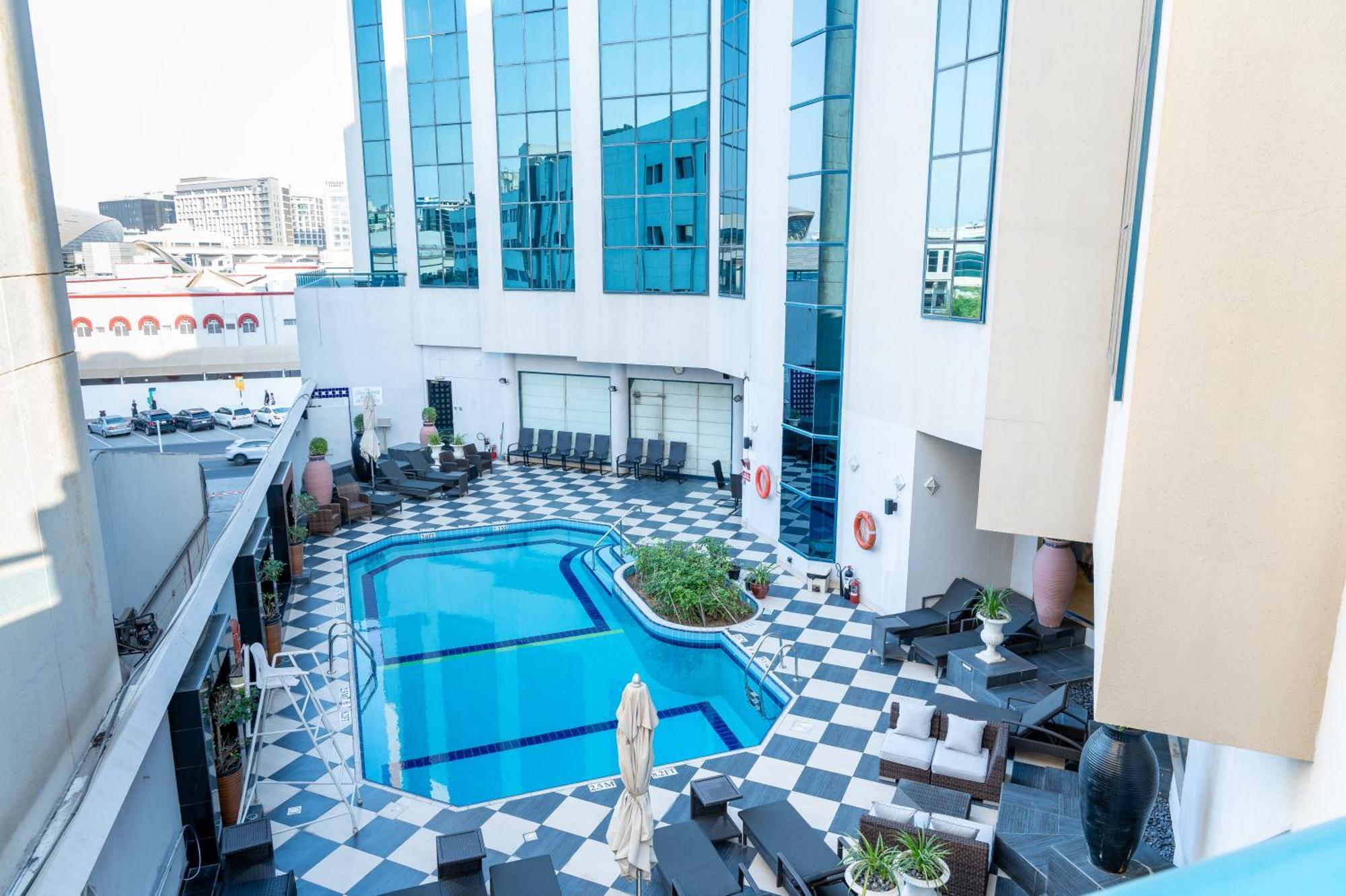 Majestic Cove Hotel - Formerly Le Meridien Fairway Dubái Exterior foto